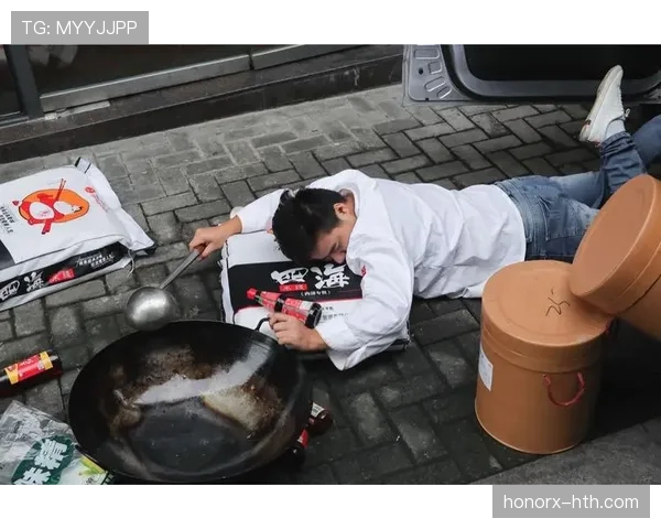 扎克拉文上场像隔壁大哥，下场刷到他家厨房我差点把手机摔了——私人厨师？