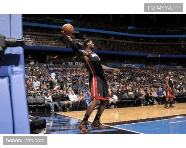 邓擅长突破和无球跑动，挡拆后表现高效提升快攻得分威胁