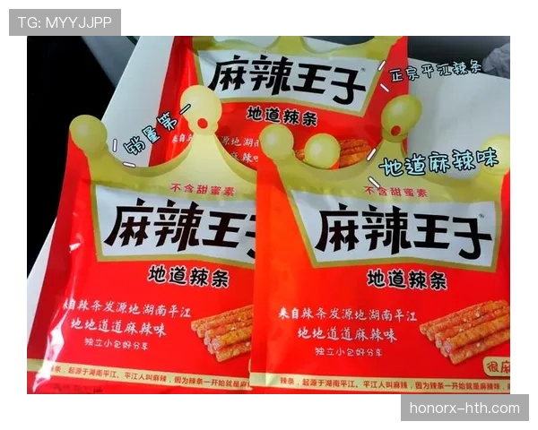 施洋站在豪车旁排队买小吃，那一刹那明星和普通人差的就一包辣条